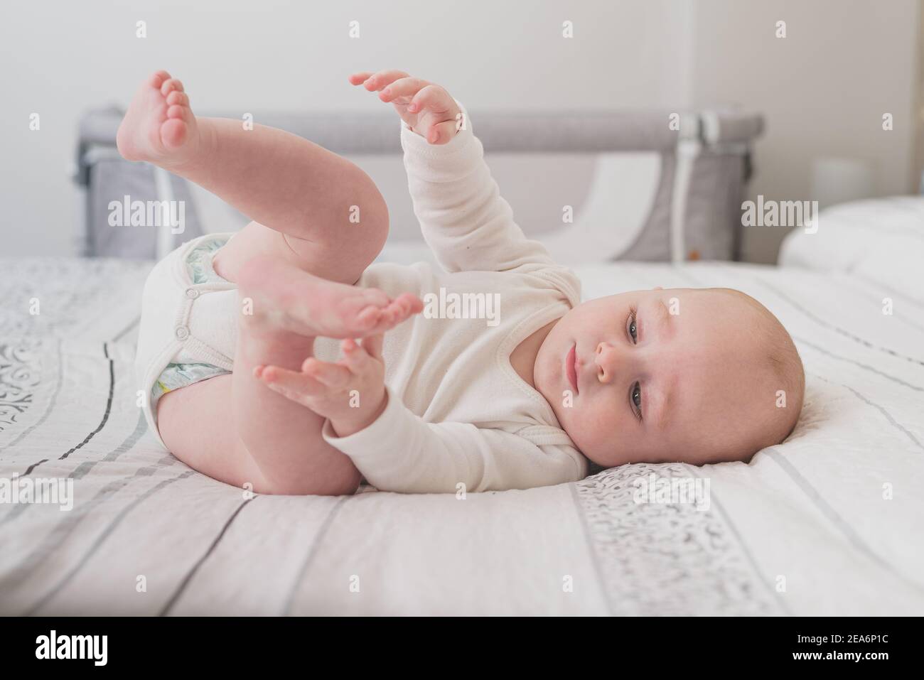 Un Lindo Bebe Durmiendo En Una Cama Enorme Con Blanco Hojas Fotografia De Stock Alamy