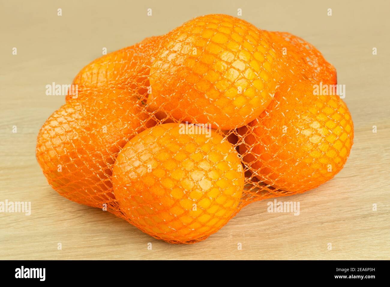 Sieben Orangen im Netz auf Holz Foto de stock