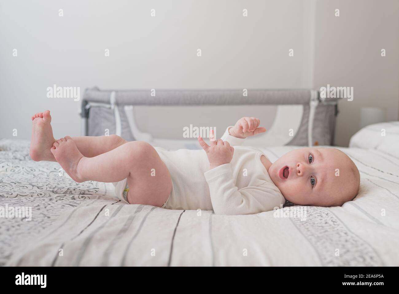 Un Lindo Bebe Durmiendo En Una Cama Enorme Con Blanco Hojas Fotografia De Stock Alamy