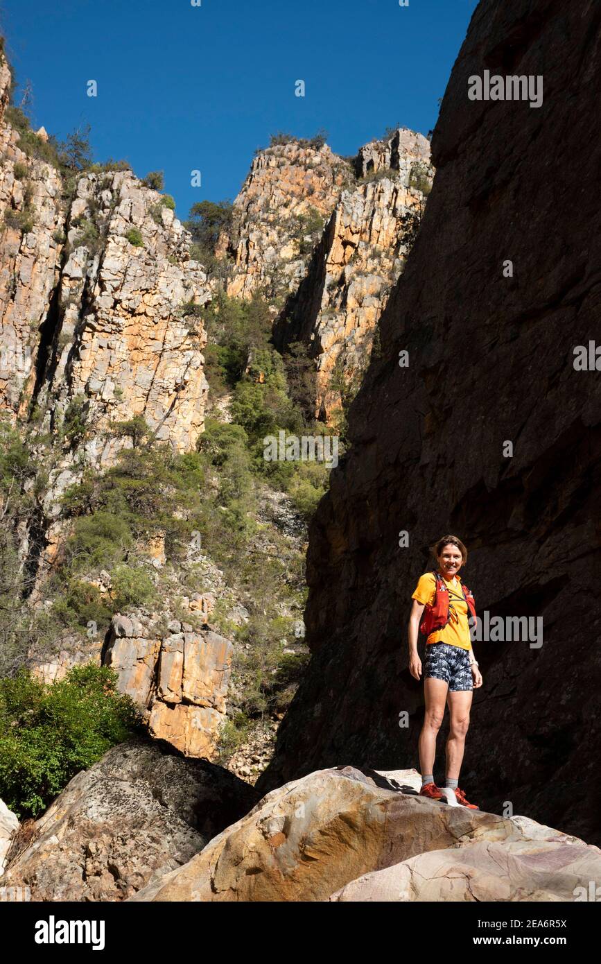 Senderismo / klofing a Cedar Falls, Baviaanskloof, Sudáfrica Foto de stock