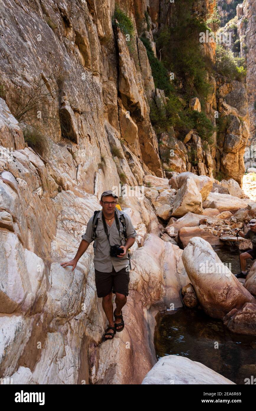 Senderismo / klofing a Cedar Falls, Baviaanskloof, Sudáfrica Foto de stock