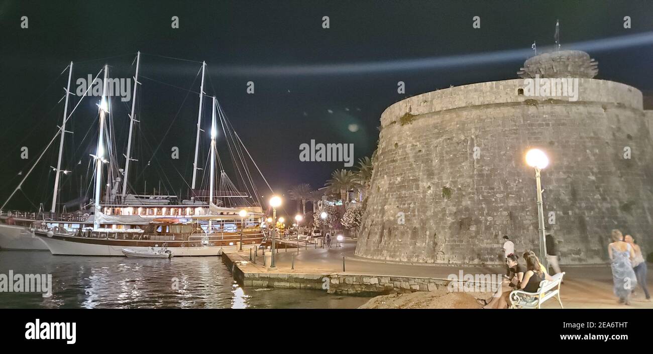 Espectaculares vistas del puerto de dubrovnik, croacia, donde se filmó el juego de tronos - el aterrizaje del rey Foto de stock