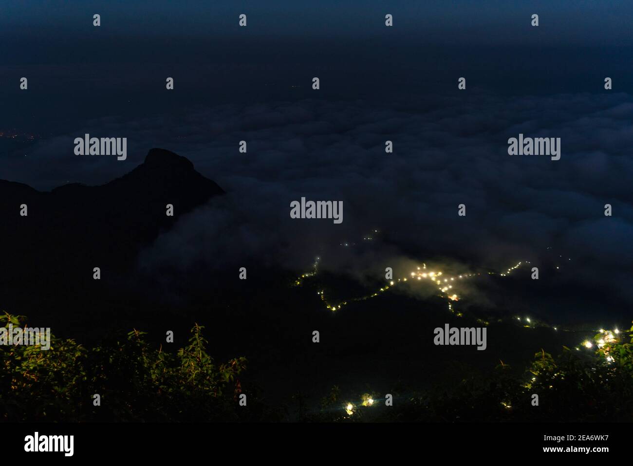 Vista sobre el camino que conduce a la cumbre de Adams Peak, Sri Pada, Montaña. Oscuridad de la noche, camino de luz Foto de stock