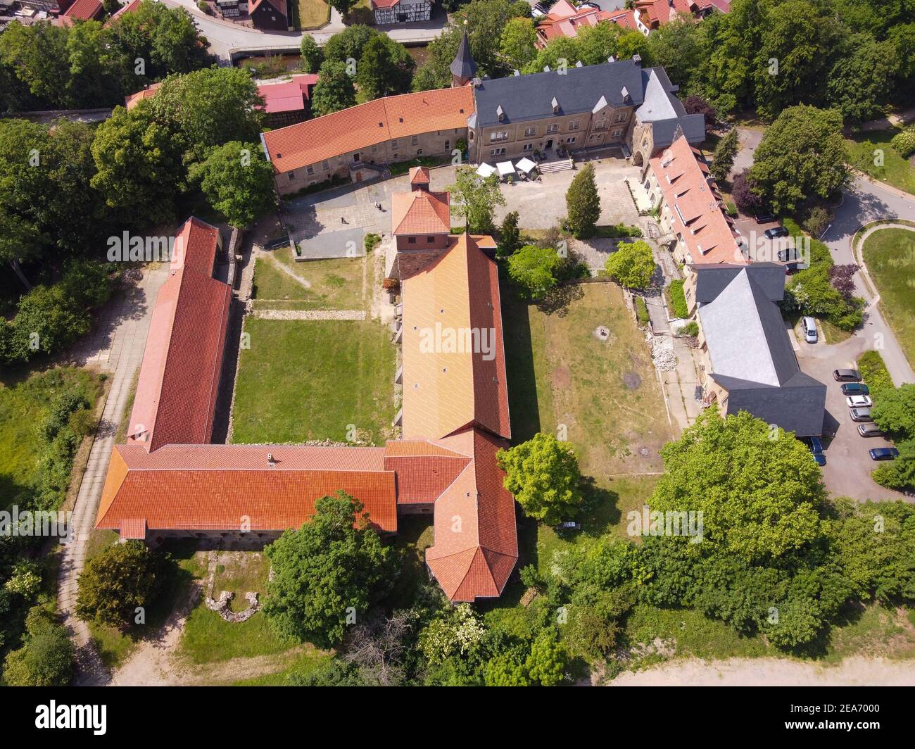 Vista aérea de Kloster Ilsenburg, Abadía de Ilsenburg. Histórico monasterio medieval y castillo cerca de Wernigerode en Sajonia-Anhalt, Alemania. Foto de stock