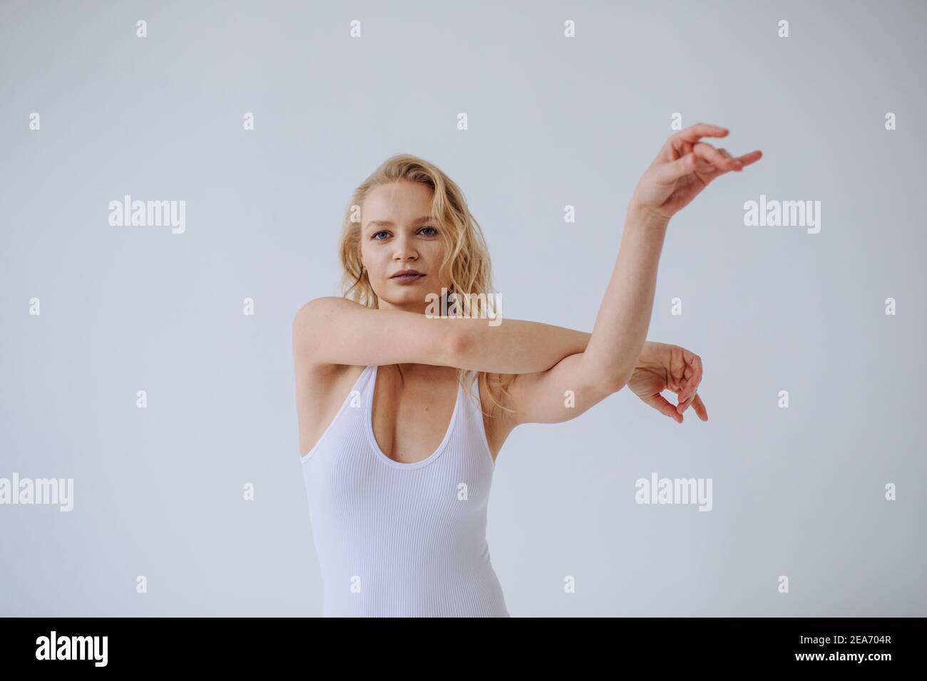 Gimnasta femenina en un estirado de leboard blanco Foto de stock