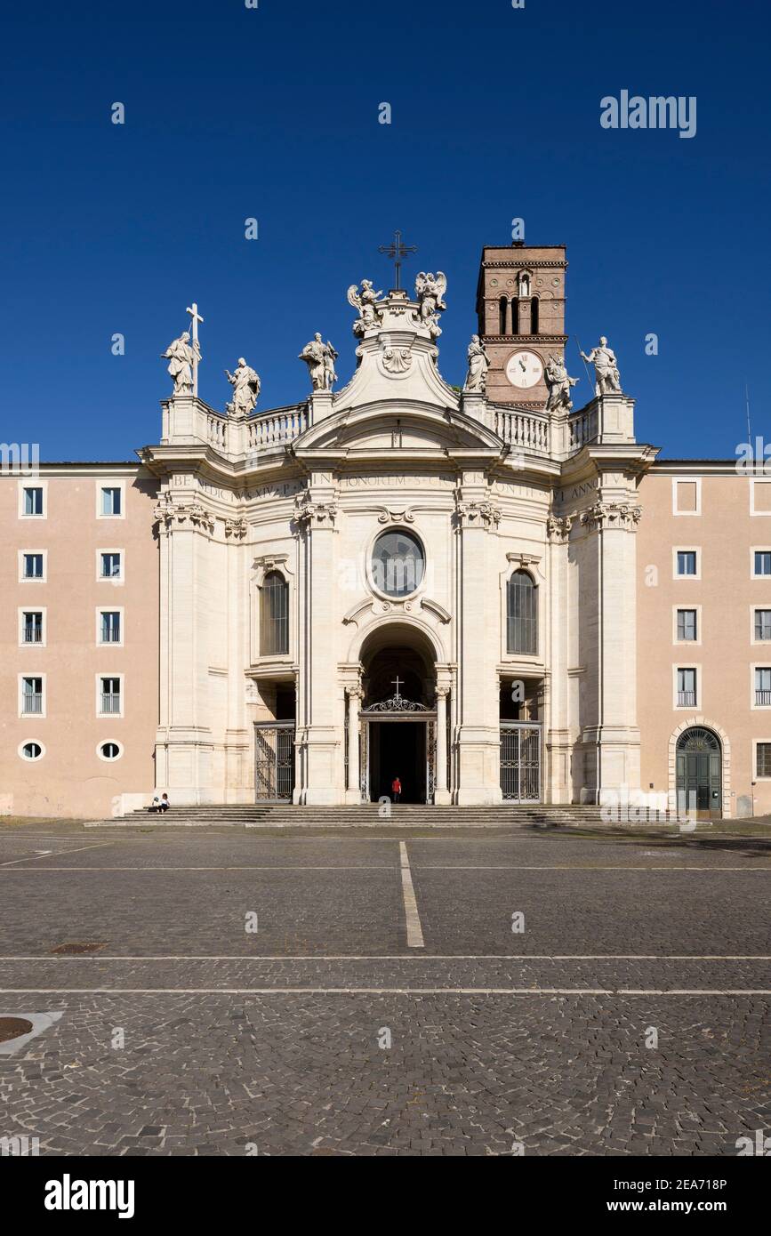 Roma, Italia. Vista exterior de la Basílica de Santa Croce en