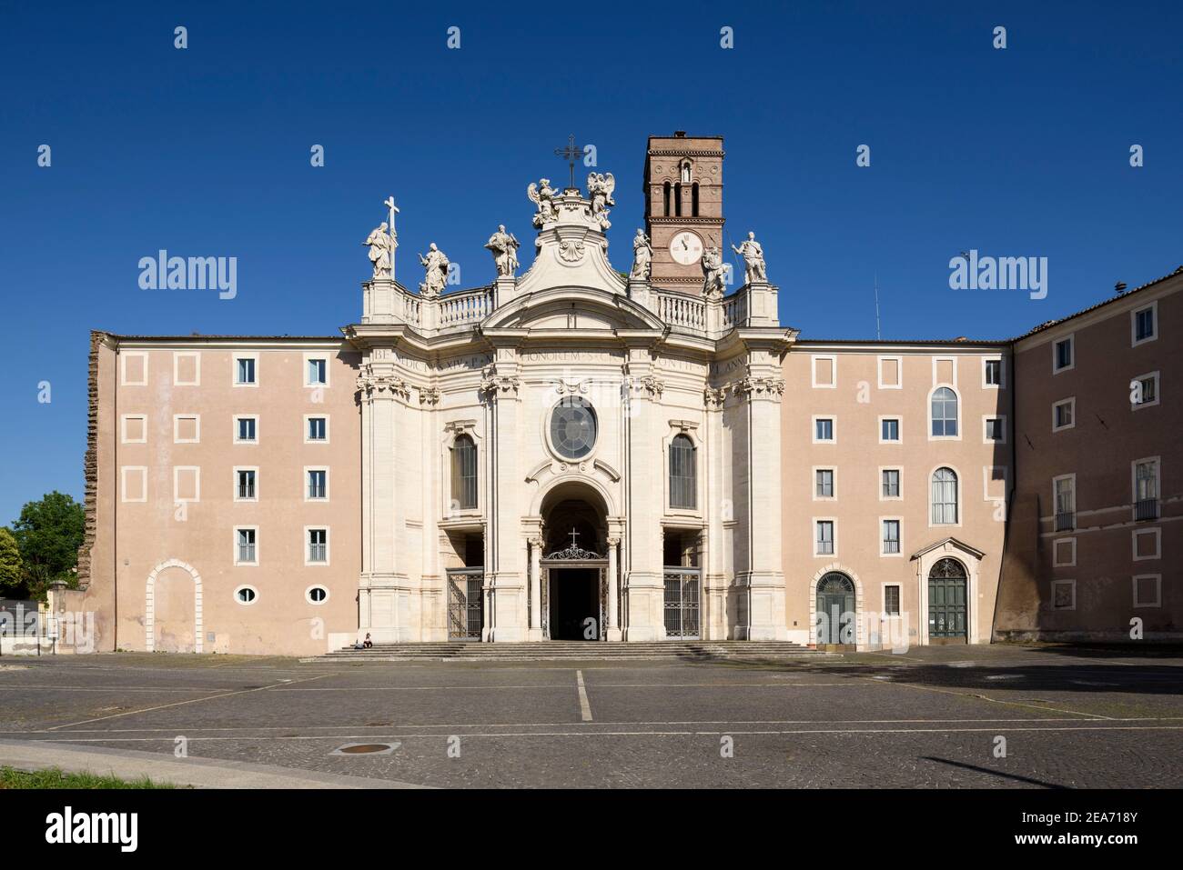 Roma, Italia. Vista exterior de la Basílica de Santa Croce en Gerusalemme (Basílica de la Santa Cruz en Jerusalén). Según la tradición, el albahaca Foto de stock
