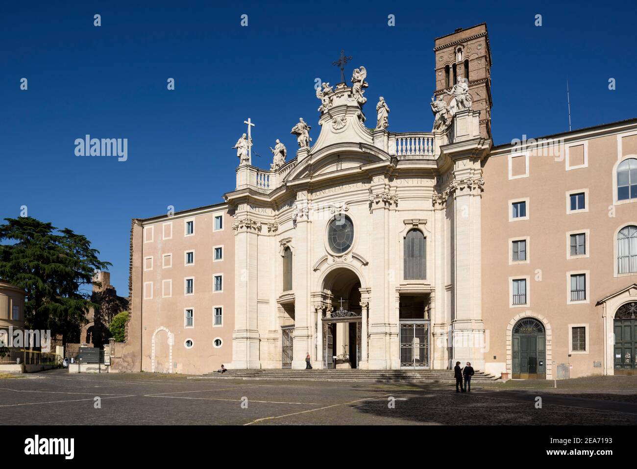 Roma, Italia. Vista exterior de la Basílica de Santa Croce en Gerusalemme (Basílica de la Santa Cruz en Jerusalén). Según la tradición, el albahaca Foto de stock
