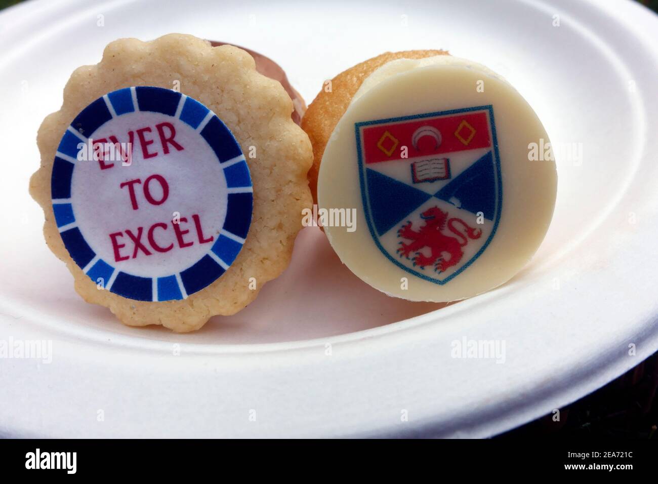 St Andrews moto de la universidad y escudo en galletas en su Ceremonia de graduación en Escocia Foto de stock