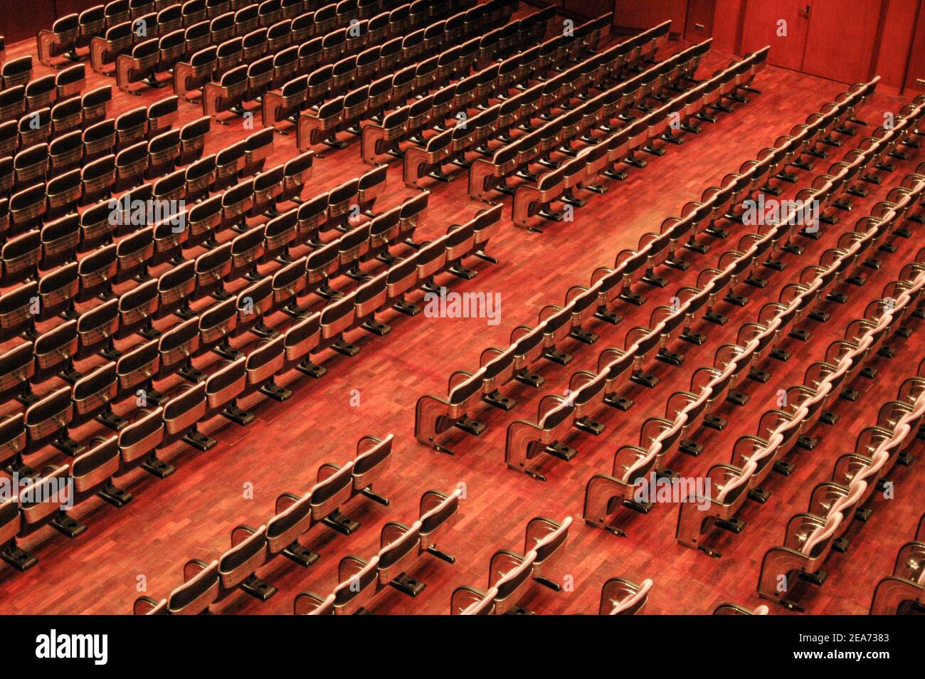Leere Stuhlreihen in der Frankfurter Oper Foto de stock