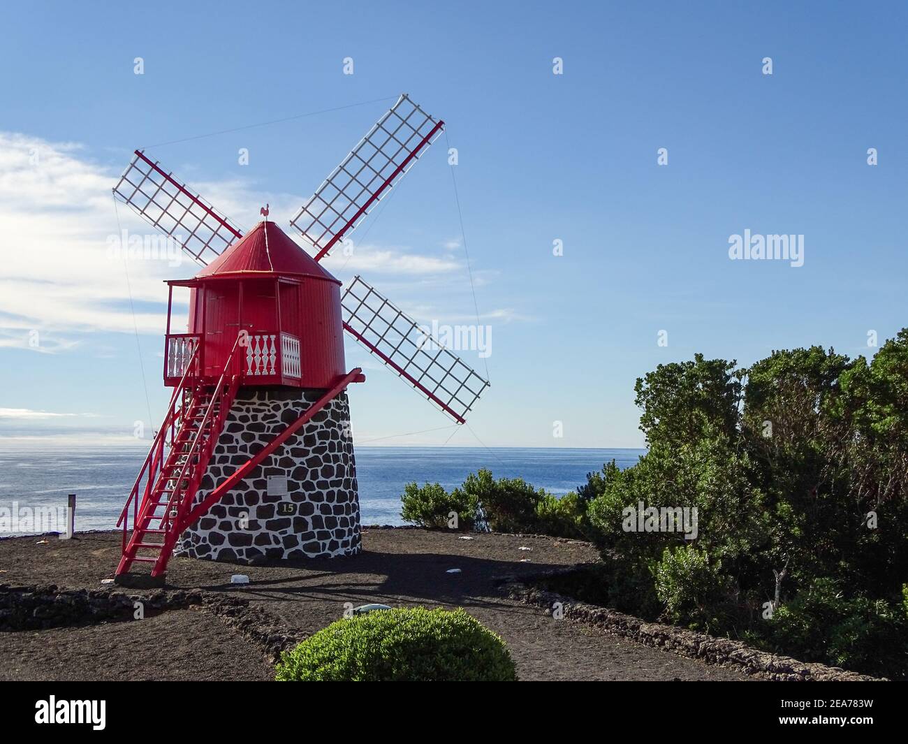 Molino de viento en la isla de Pico, Azores, destino de viaje, Europa, el paraíso del senderismo. Foto de stock