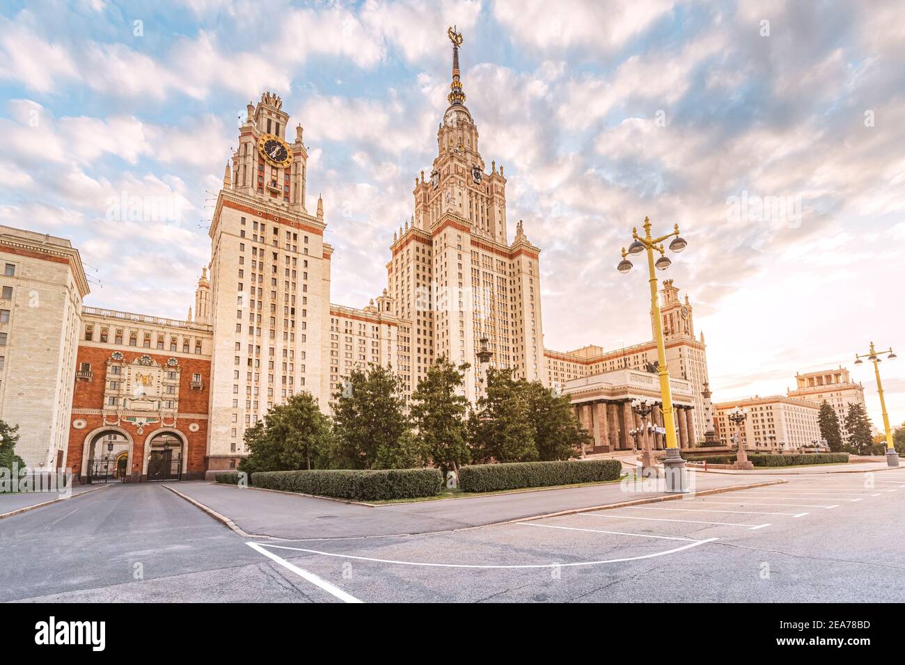El majestuoso edificio de la Universidad Estatal Lomonosov de Moscú. Arquitectura al estilo del Imperio estalinista. Foto de stock