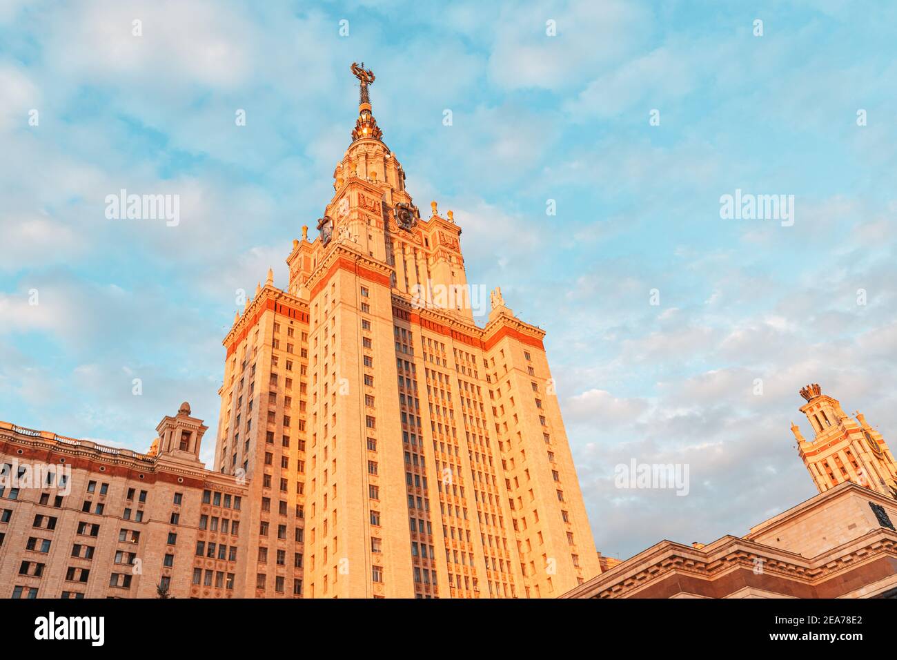 El campus principal de la Universidad Estatal Lomonosov de Moscú. Edificio majestuoso en el estilo arquitectónico del Imperio estalinista Foto de stock