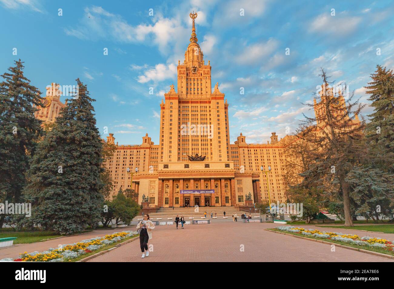 02 de septiembre de 2020, Moscú, Rusia: El campus principal de la Universidad Estatal de Lomonosov Moscú. Edificio majestuoso en el estilo arquitectónico del estalinista Foto de stock