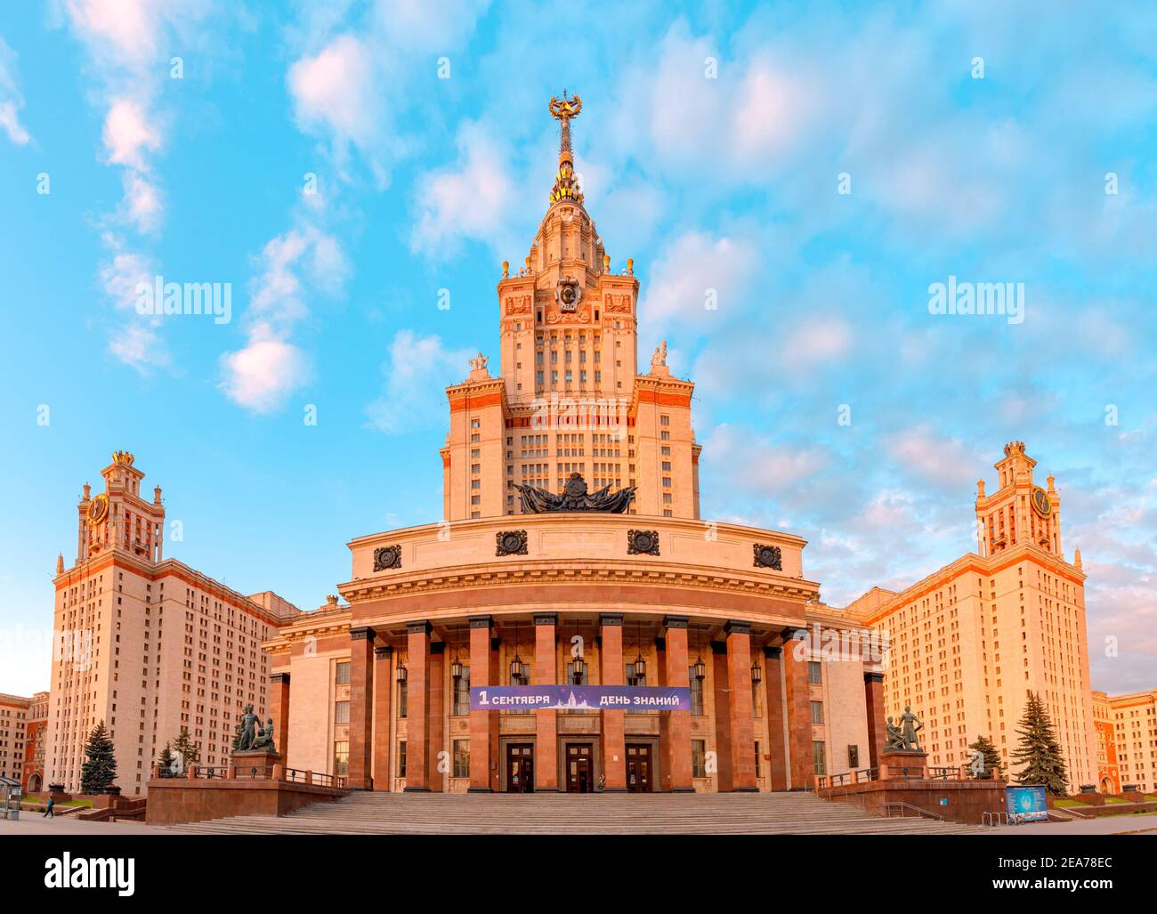 02 de septiembre de 2020, Moscú, Rusia: El campus principal de la Universidad Estatal de Lomonosov Moscú. Edificio majestuoso en el estilo arquitectónico del estalinista Foto de stock