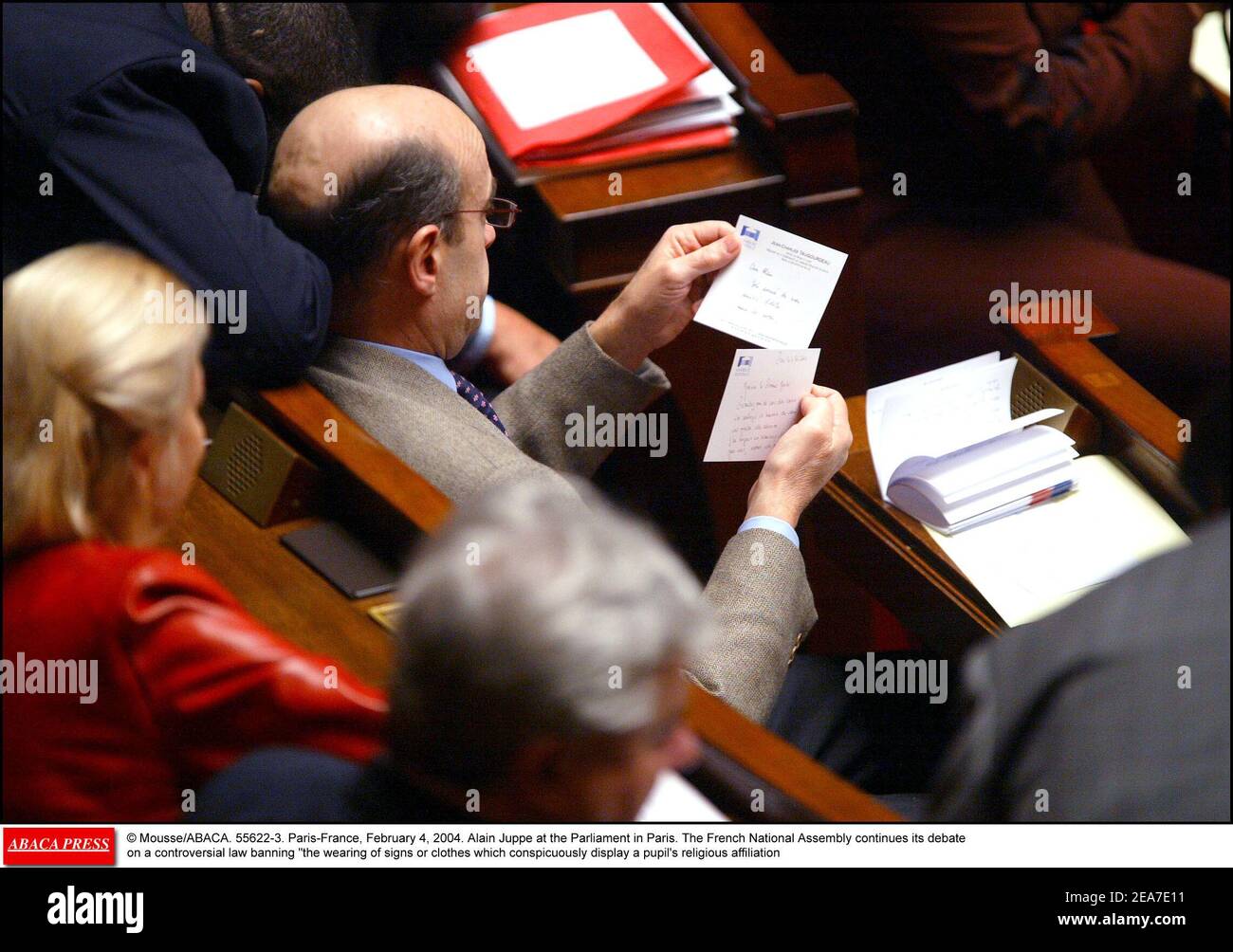 © Mousse/ABACA. 55622-3. París-Francia, 4 de febrero de 2004. Alain Juppe en el Parlamento de París. La Asamblea Nacional francesa continúa su debate sobre una controvertida ley que prohíbe el uso de señales o ropas que manifiesten notoriamente la afiliación religiosa de un alumno Foto de stock