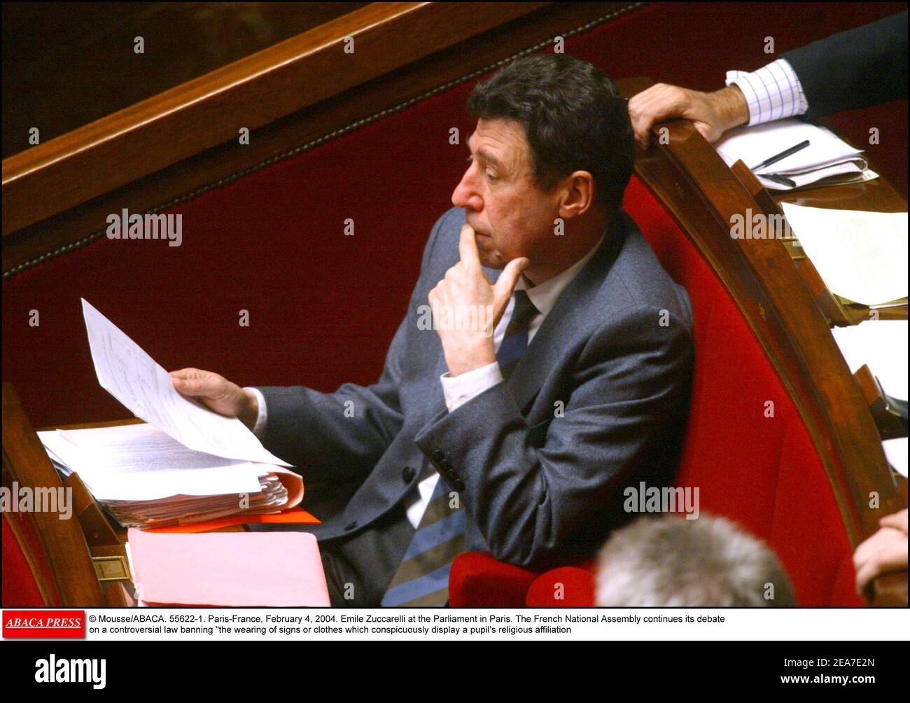 © Mousse/ABACA. 55622-1. París-Francia, 4 de febrero de 2004. Emile Zuccarelli en el Parlamento de París. La Asamblea Nacional francesa continúa su debate sobre una controvertida ley que prohíbe el uso de señales o ropas que manifiesten notoriamente la afiliación religiosa de un alumno Foto de stock
