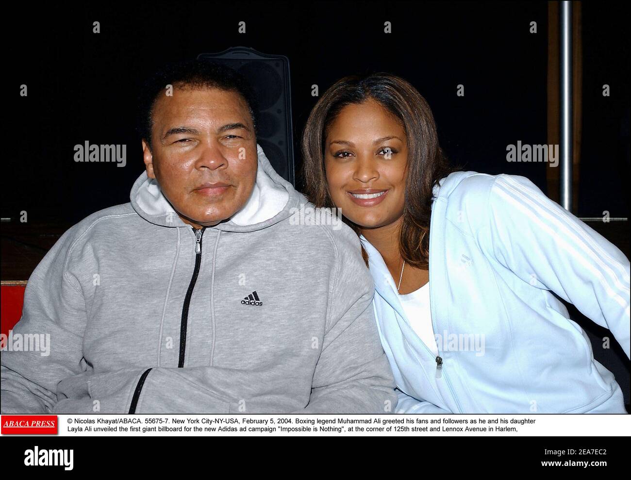 Nicolas Khayat/ABACA. 55675-7. Ciudad de Nueva York-NY-USA, 5 de febrero de  2004. La leyenda del boxeo Muhammad Ali saludó a sus fans y seguidores  mientras él y su hija Layla Ali