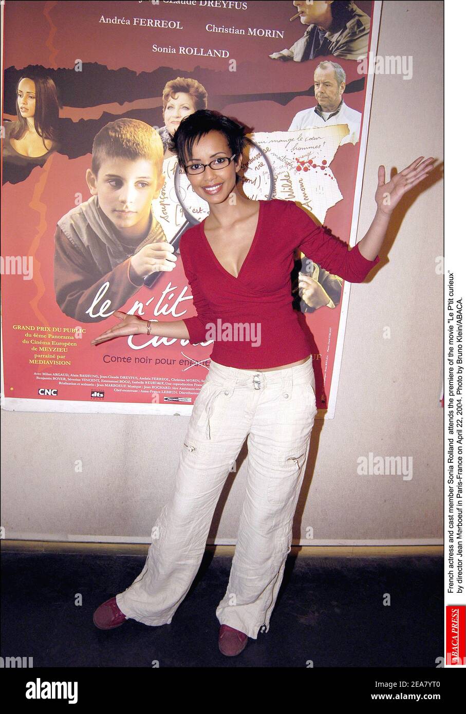 Sonia Rolland, actriz y miembro del reparto francés, asiste al estreno de la película le P'tit curieux del director Jean Marboeuf en París-Francia el 22 de abril de 2004. Foto de Bruno Klein/ABACA. Foto de stock
