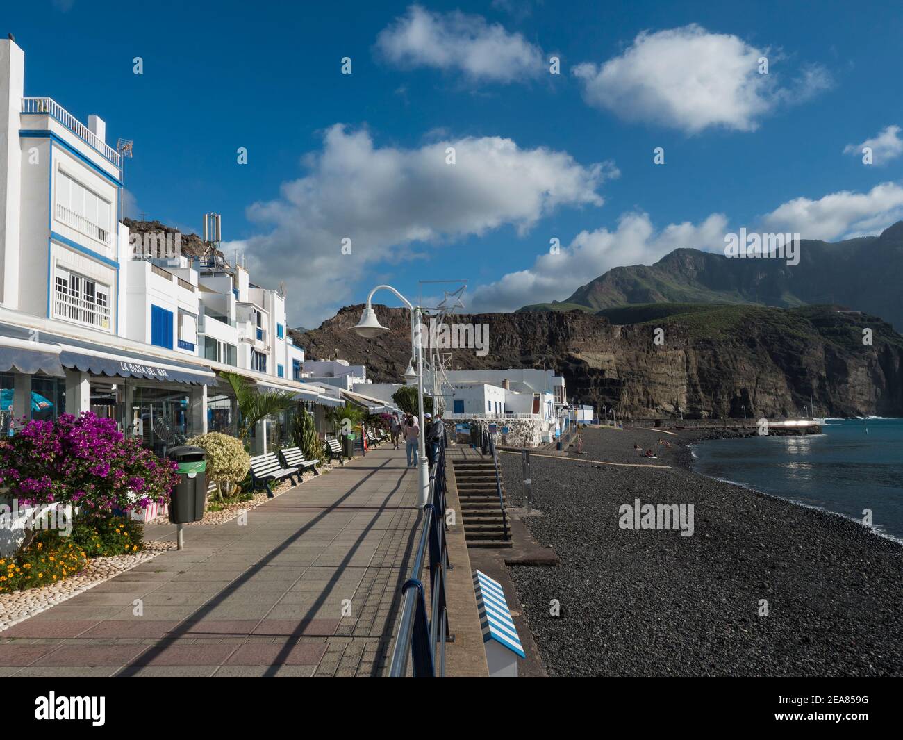 Puerto de las Nieves, Agaete, Gran Canaria, Islas Canarias, España 17 de  diciembre de 2020: Calle por mar y playa de guijarros con fondo de montañas  en Fotografía de stock - Alamy