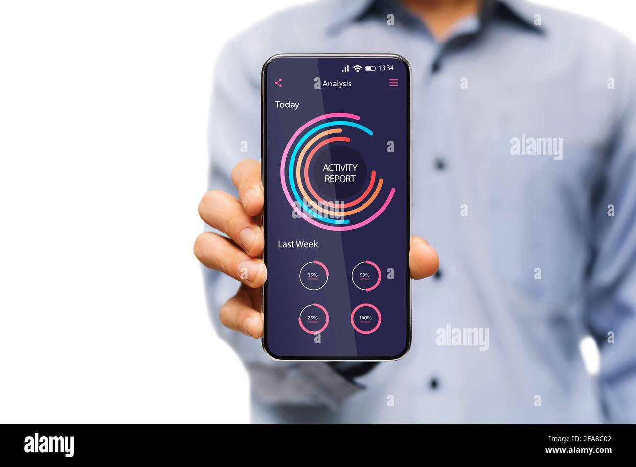 Hombre con smartphone con aplicación de análisis de datos e informe de actividad En pantalla Foto de stock