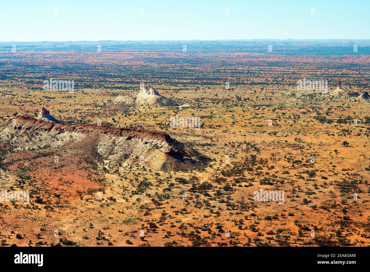 Australia, NT, vista aérea sobre el paisaje del Outback con Chambers Pillar, Castle Rock y Window Rock, Australien, Nordaustralien, Luftaufnahme der Fels Foto de stock