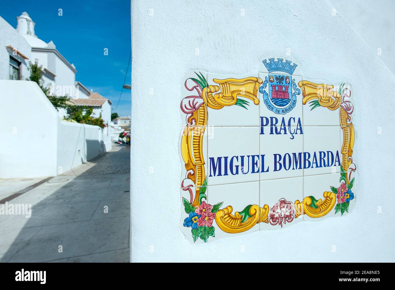 Nombre de la calle de baldosas de cerámica, Albufeira, Algarve, Portugal Foto de stock