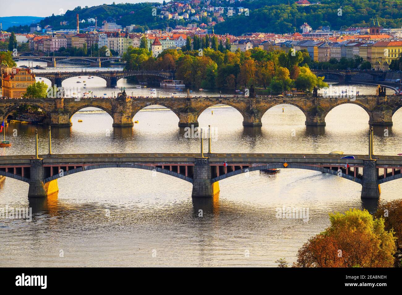 Río Vltava con puentes históricos en Praga Foto de stock