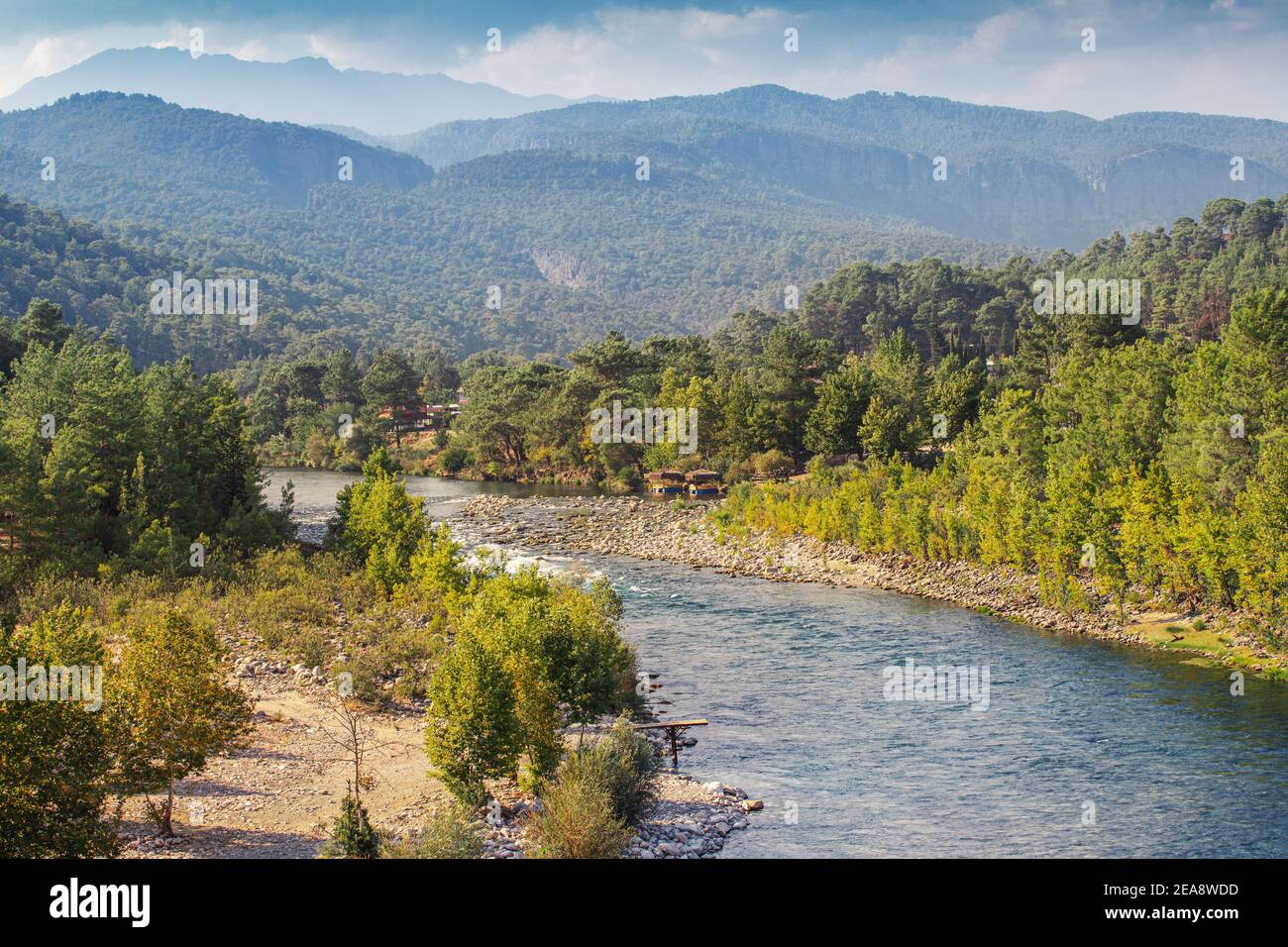 Koprucay o koprulu valle del río con Tauro montañas y rocas, Turquía. Famoso por sus puntos de rafting Foto de stock