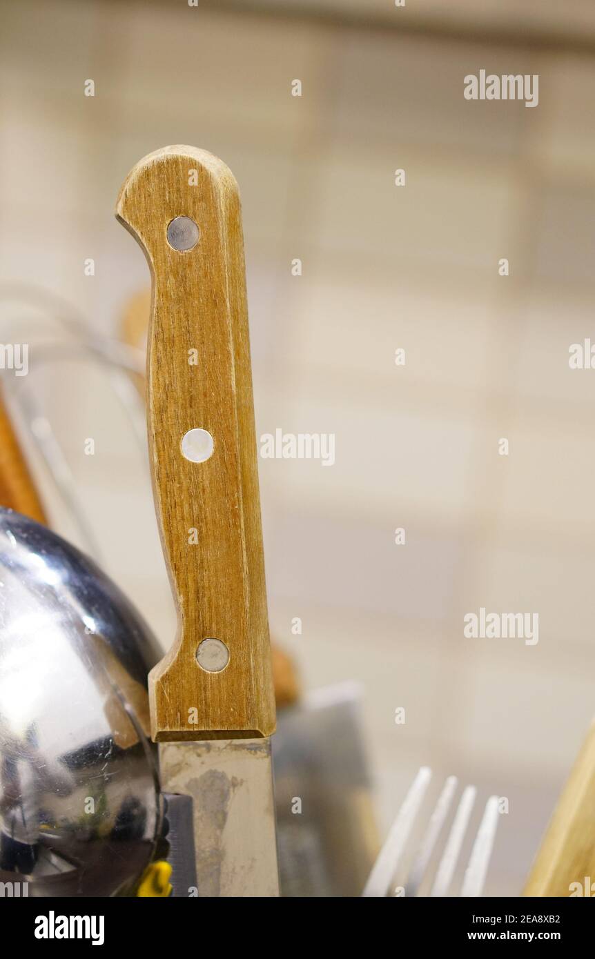 Tiro vertical de un cuchillo de madera en un cocina Fotografía de stock -  Alamy
