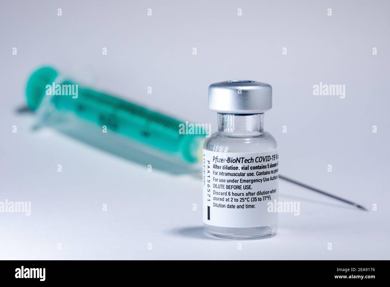 Injektionsflasche des Corona Impfstoffs von Pizer-BioNTech - Symbolbild Foto de stock