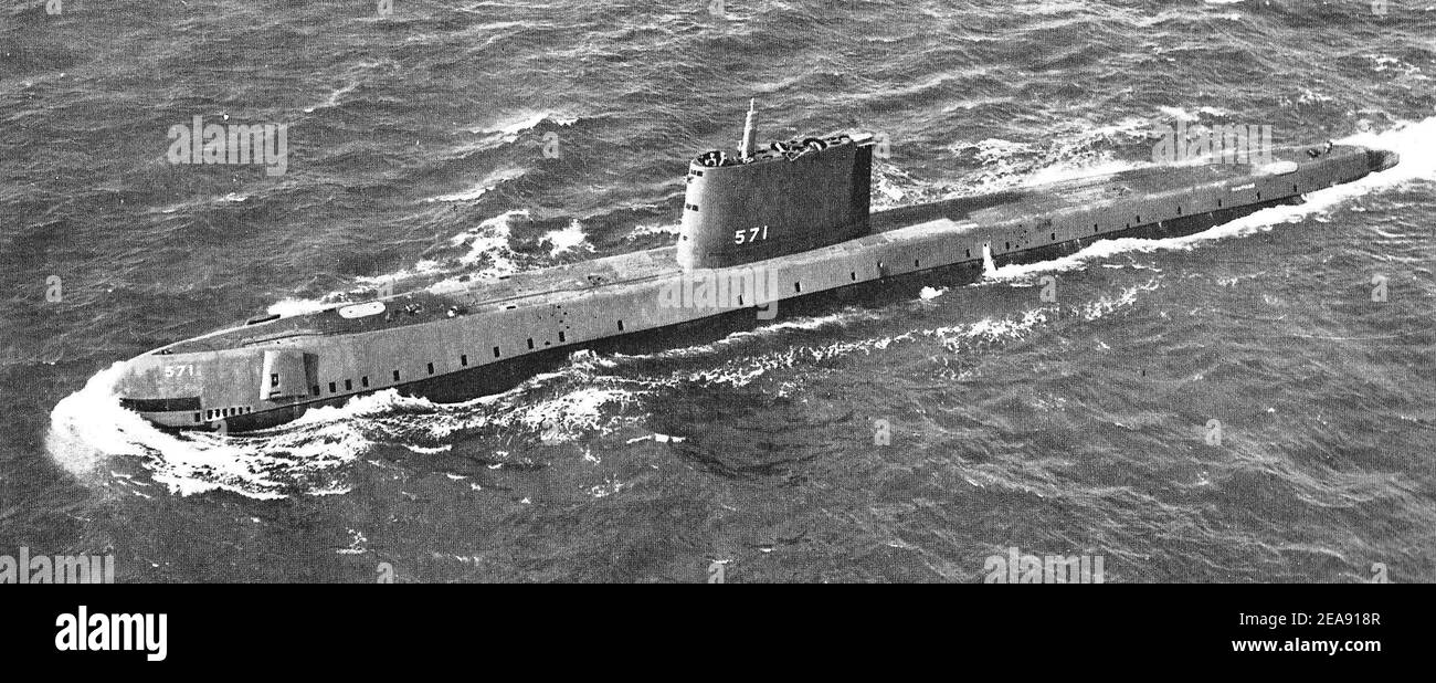USS Nautilus (SS-571), el primer submarino nuclear de la Marina de los Estados Unidos, en sus primeras pruebas marítimas, el 10 de enero de 1955. Foto de stock