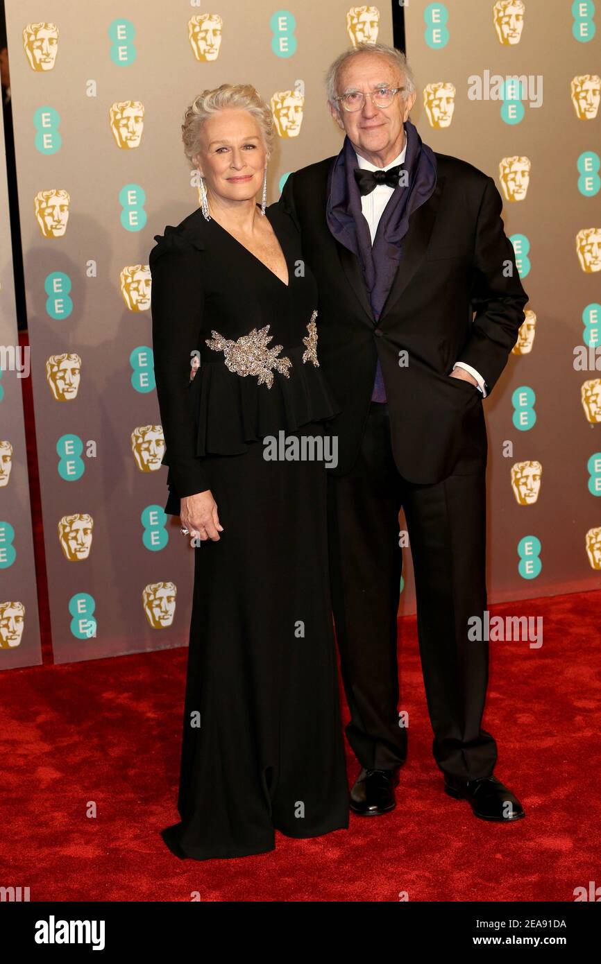 LONDRES, REINO UNIDO - 10 de febrero de 2019: Glenn Close y Jonathan Pryce asisten a los EE British Academy Film Awards en Royal Albert Hall el 10 de febrero de 2 Foto de stock