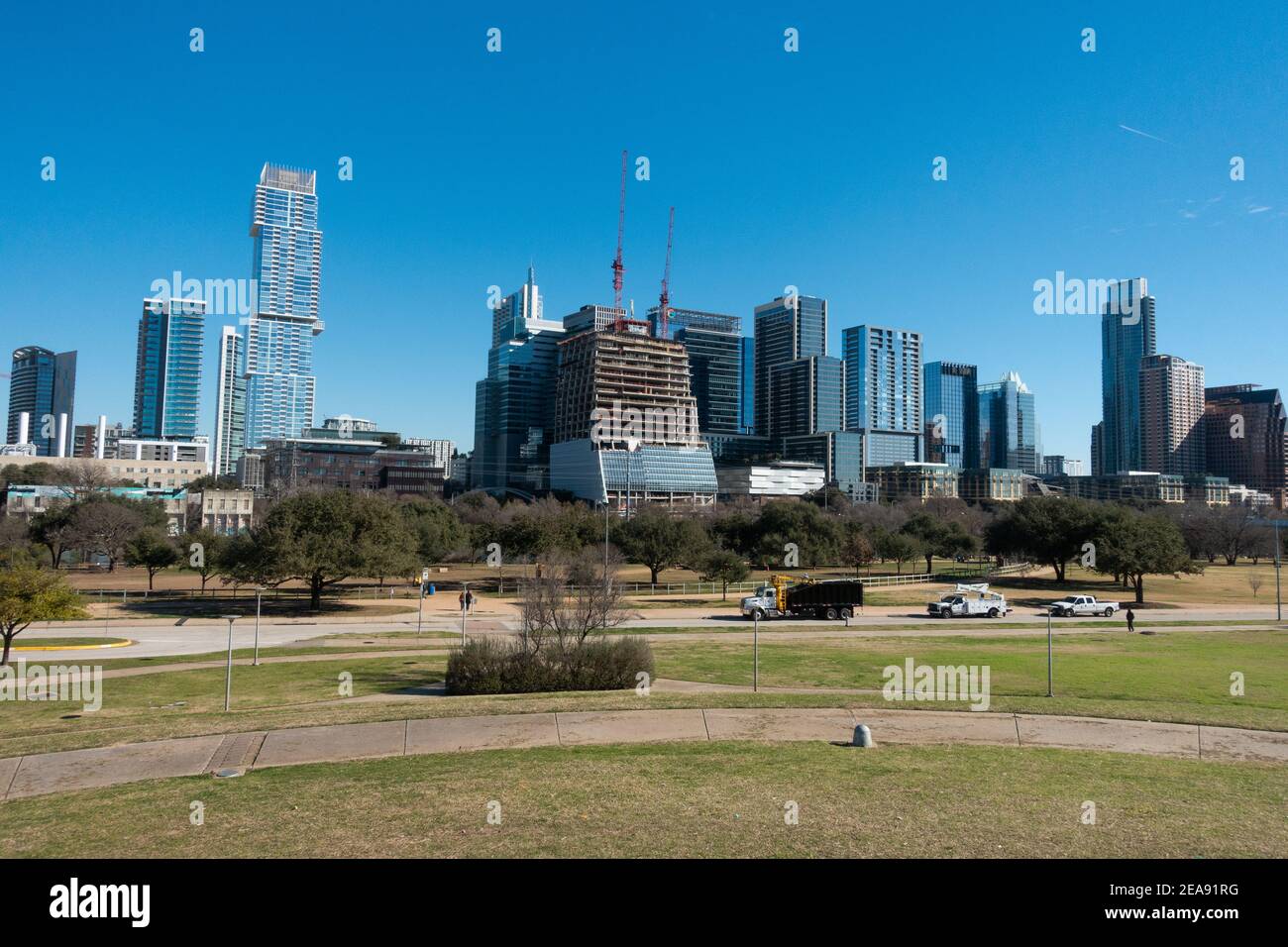 El horizonte del centro de Austin, Texas, con el parque en primer plano Foto de stock