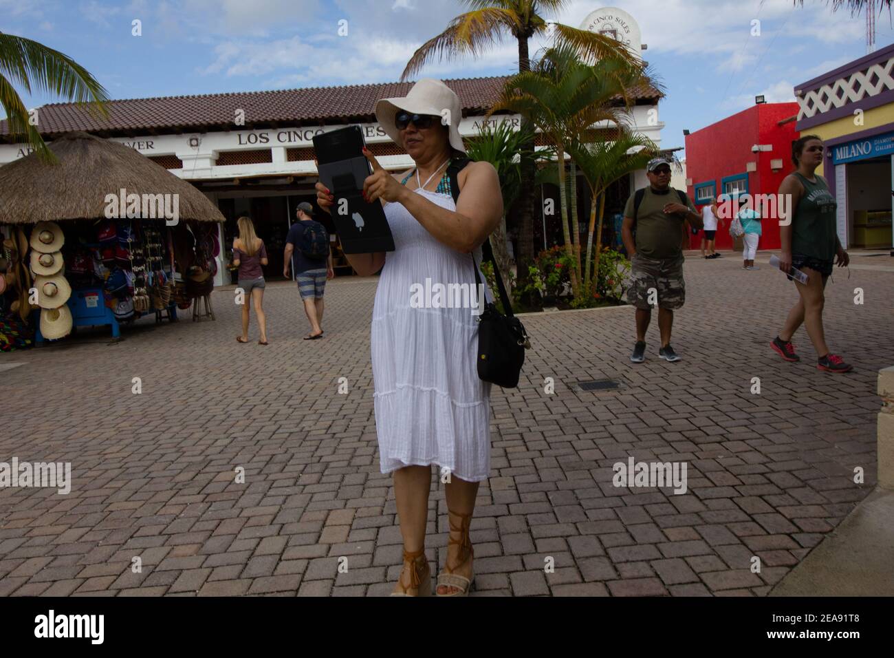 Turista tomando fotos con una tableta en Cozumel México Foto de stock