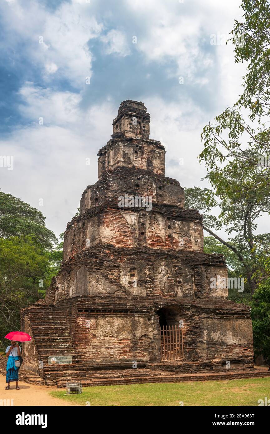 El Satmahal Prasada, o "torre de pisos pares", en la antigua ciudad real del Reino de Polonnaruwa en la provincia central del norte de Sri Lanka. Foto de stock