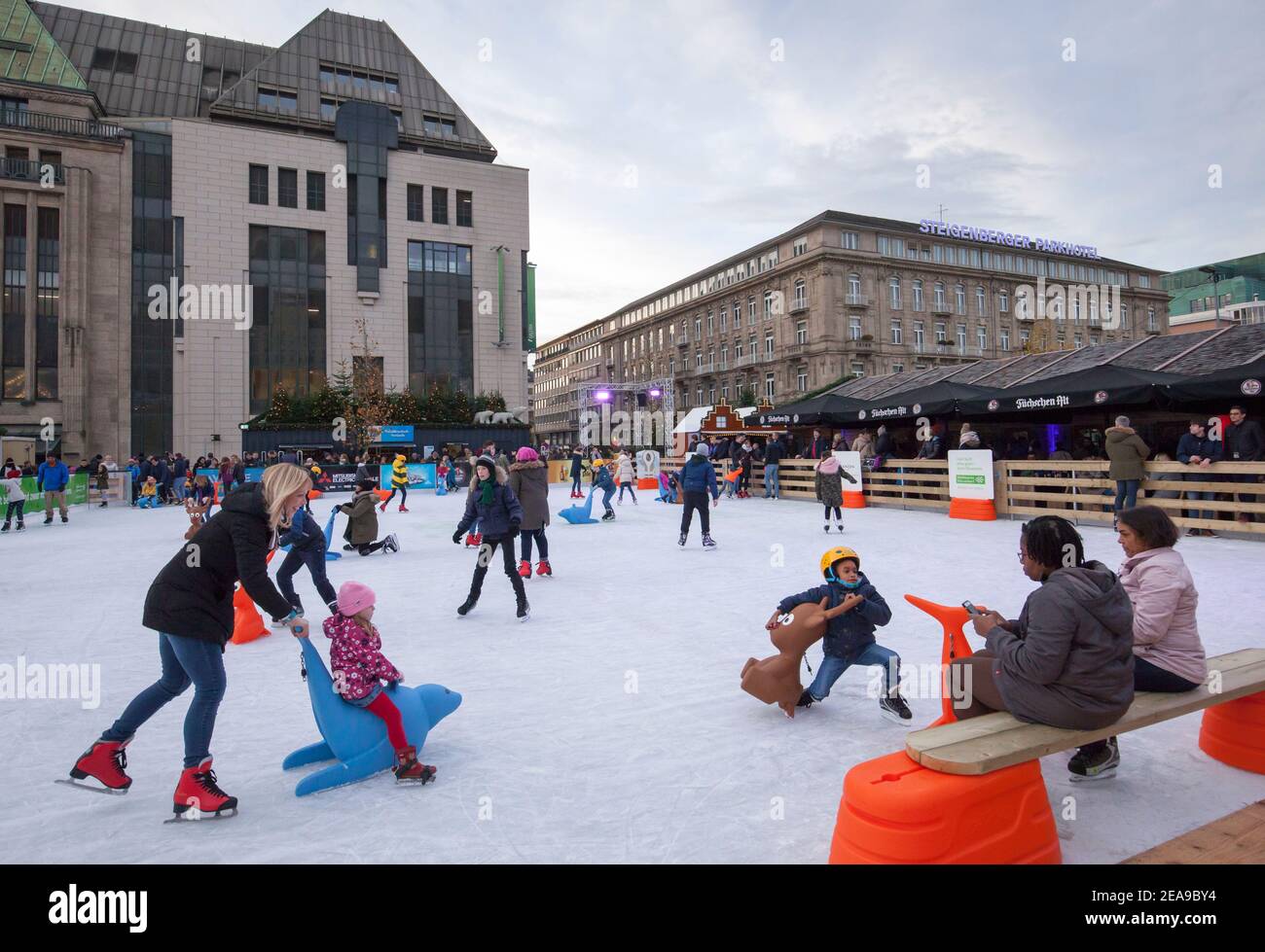 Patinaje sobre hielo, Koe-Allee, Dusseldorf Foto de stock