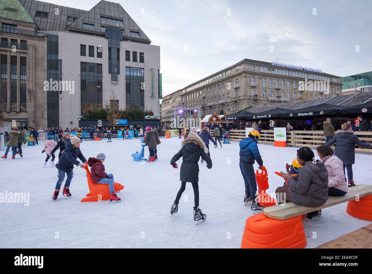 Patinaje sobre hielo, Koe-Allee, Dusseldorf Foto de stock