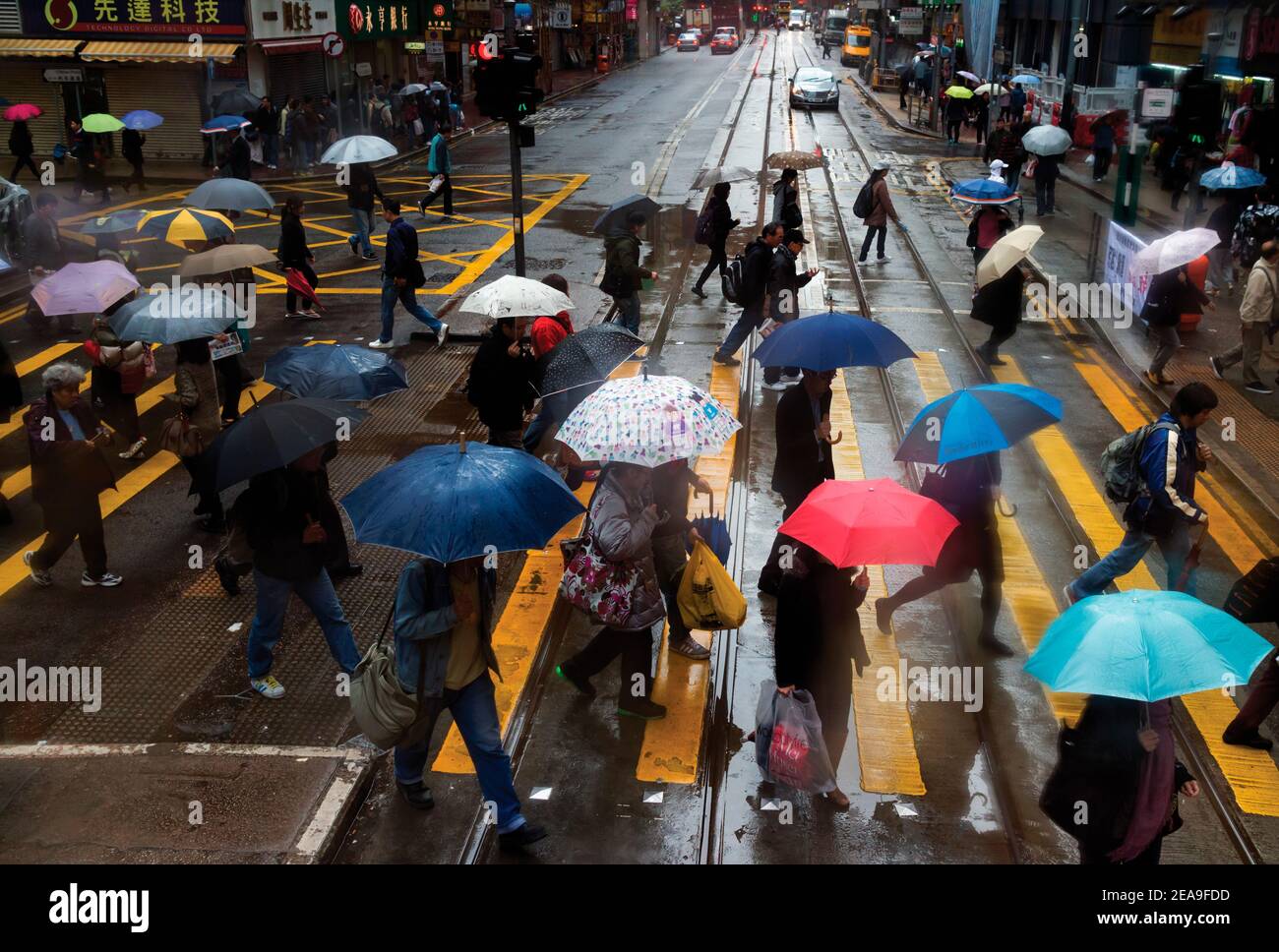 Hong Kong. Hennessy Road. Día lluvioso. Peatones que se apresuran al otro lado de la calle. Foto de stock
