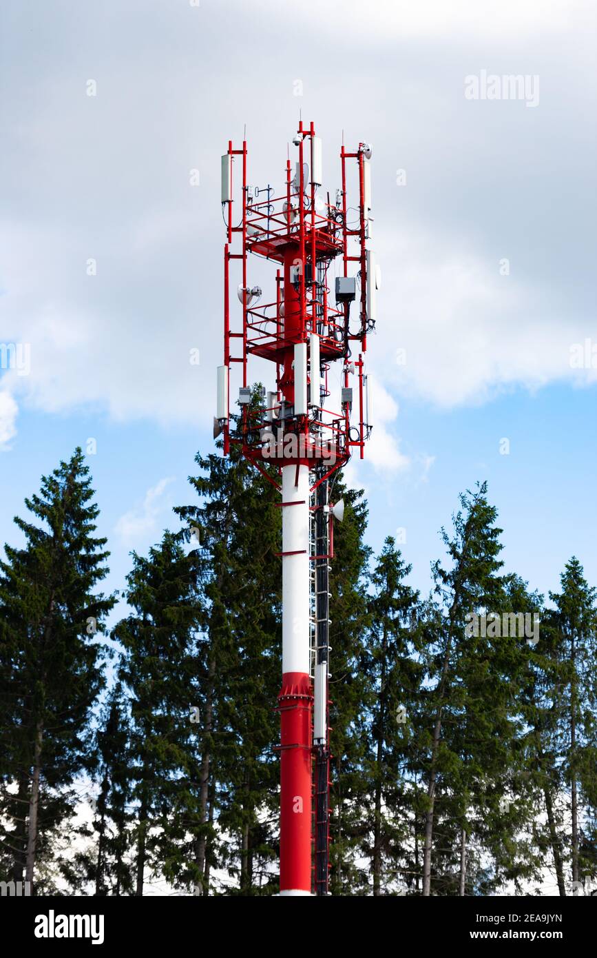 Torres de telecomunicaciones con equipamiento. Torre celular para  transmisión de señal Fotografía de stock - Alamy