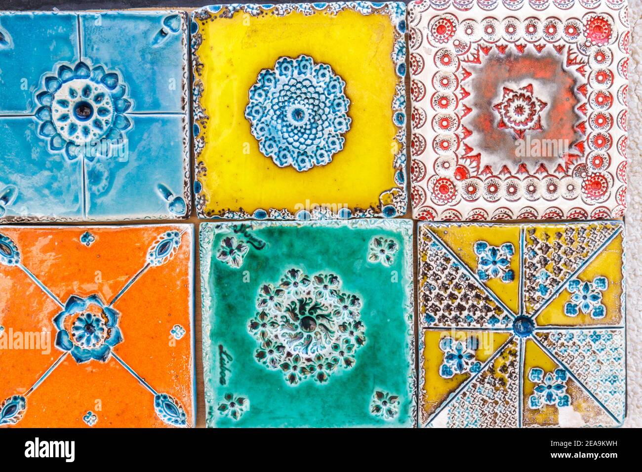 Portugal Lisboa centro histórico centro comercial tienda de regalos souvenirs cerámica azulejos tallados pintado ornamental arte diseño artesanal Foto de stock