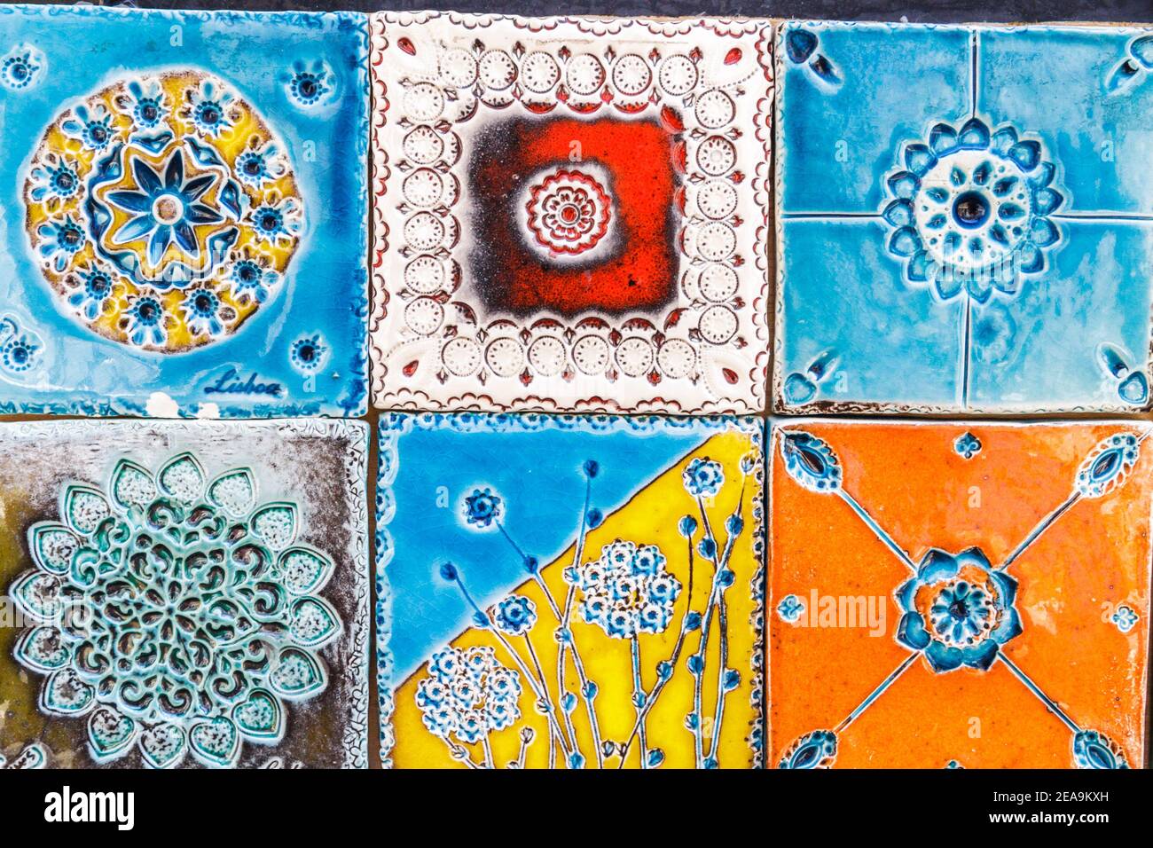 Portugal Lisboa centro histórico centro comercial tienda de regalos souvenirs cerámica azulejos tallados pintado ornamental arte diseño artesanal Foto de stock