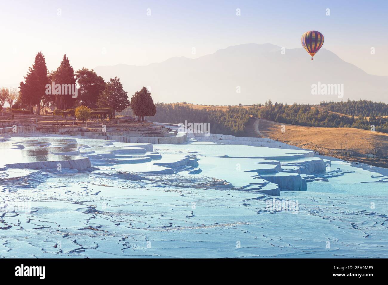 Globo de aire caliente con turistas volando sobre el famoso turco Atracción turística - Pamukkale Resort con aguas termales y piedra caliza travertinos Foto de stock