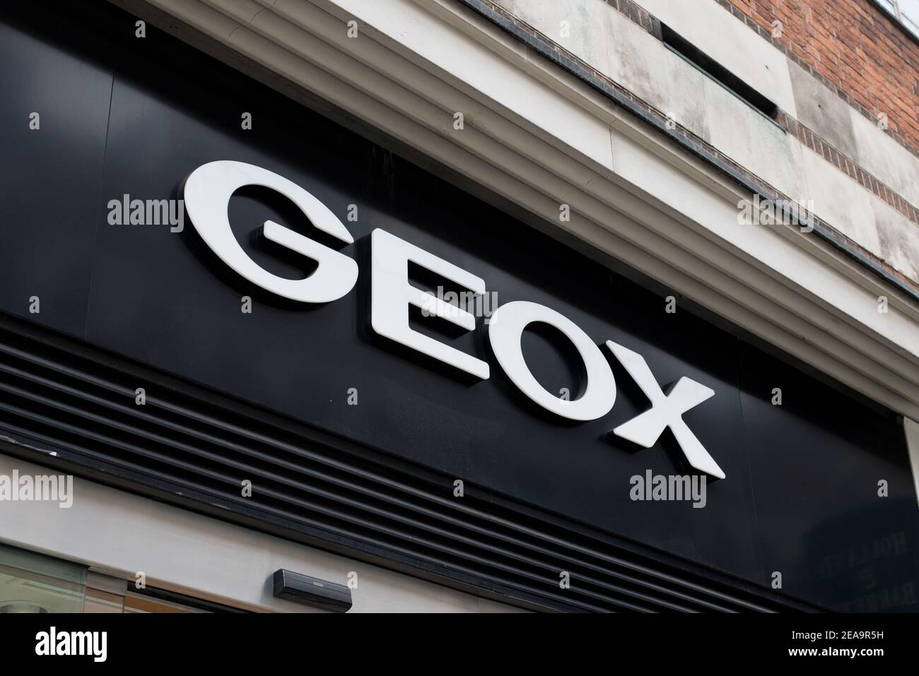 Tienda Tienda firmar Marca delantera minorista Tienda de zapatos Geox, Oxford Street, Londres W1C 1LP Fotografía de stock - Alamy