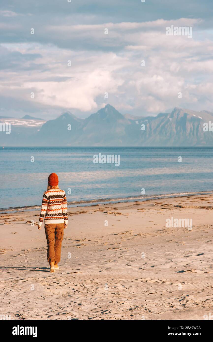 Mujer caminando en la playa de arena viaja sola en el verano de Noruega viaje activo estilo de vida vacaciones al aire libre Foto de stock