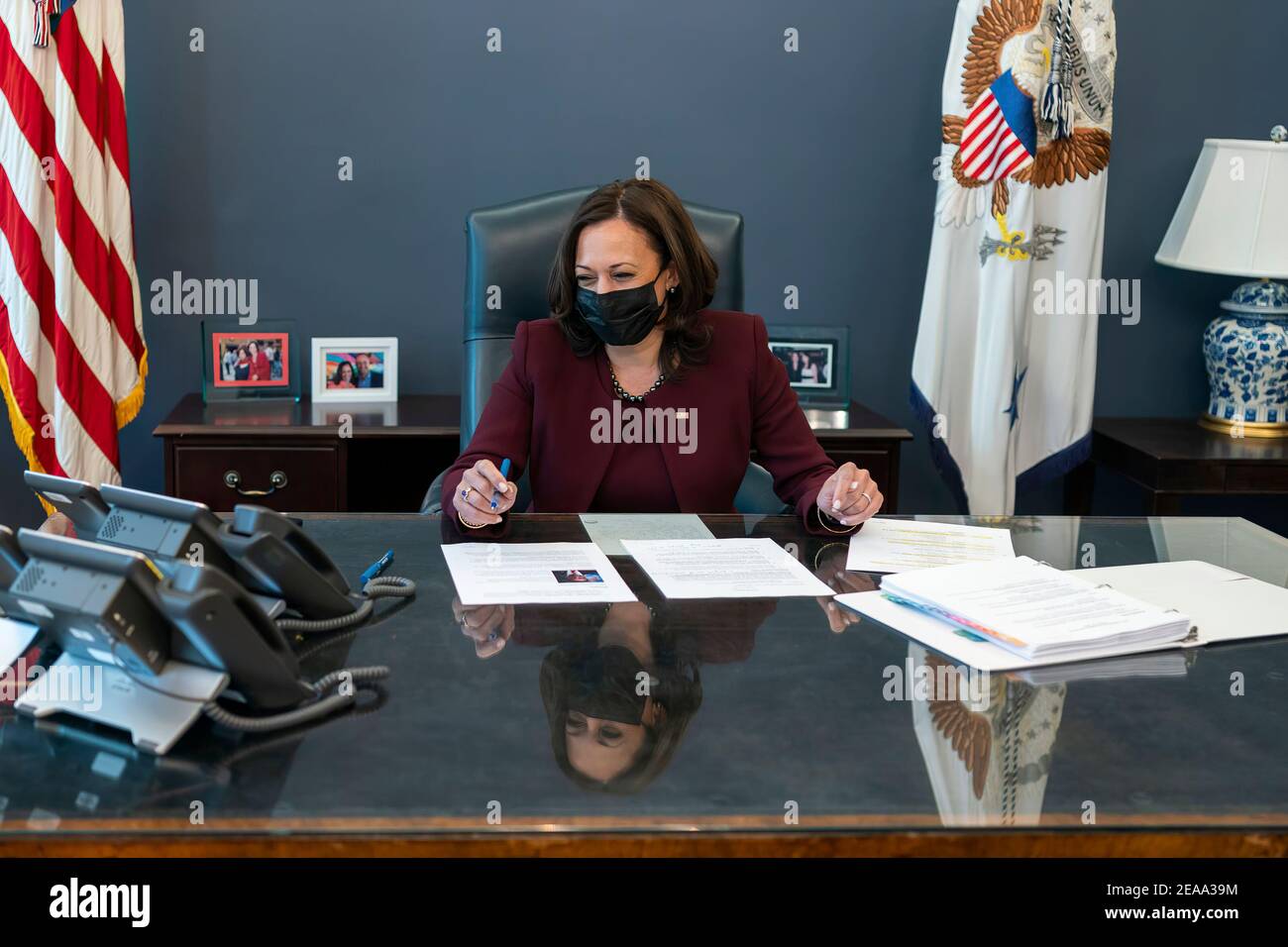 La Vicepresidenta Kamala Harris habla por teléfono con la Directora General de la Organización Mundial de la Salud Tedros Adhanom el jueves, 21 de enero de 2021, en su oficina del ala oeste de la Casa Blanca. El Vicepresidente Harris y el Sr. Tedros discutieron la decisión de los Estados Unidos de revocar su retirada de la Organización Mundial de la Salud. (Foto oficial de la Casa Blanca por Lawrence Jackson) Foto de stock