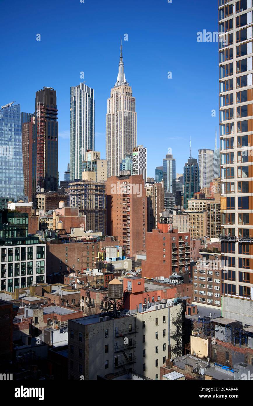 Panorama con edificios de gran altura y el Empire State Building en el centro de Manhattan, Nueva York Foto de stock