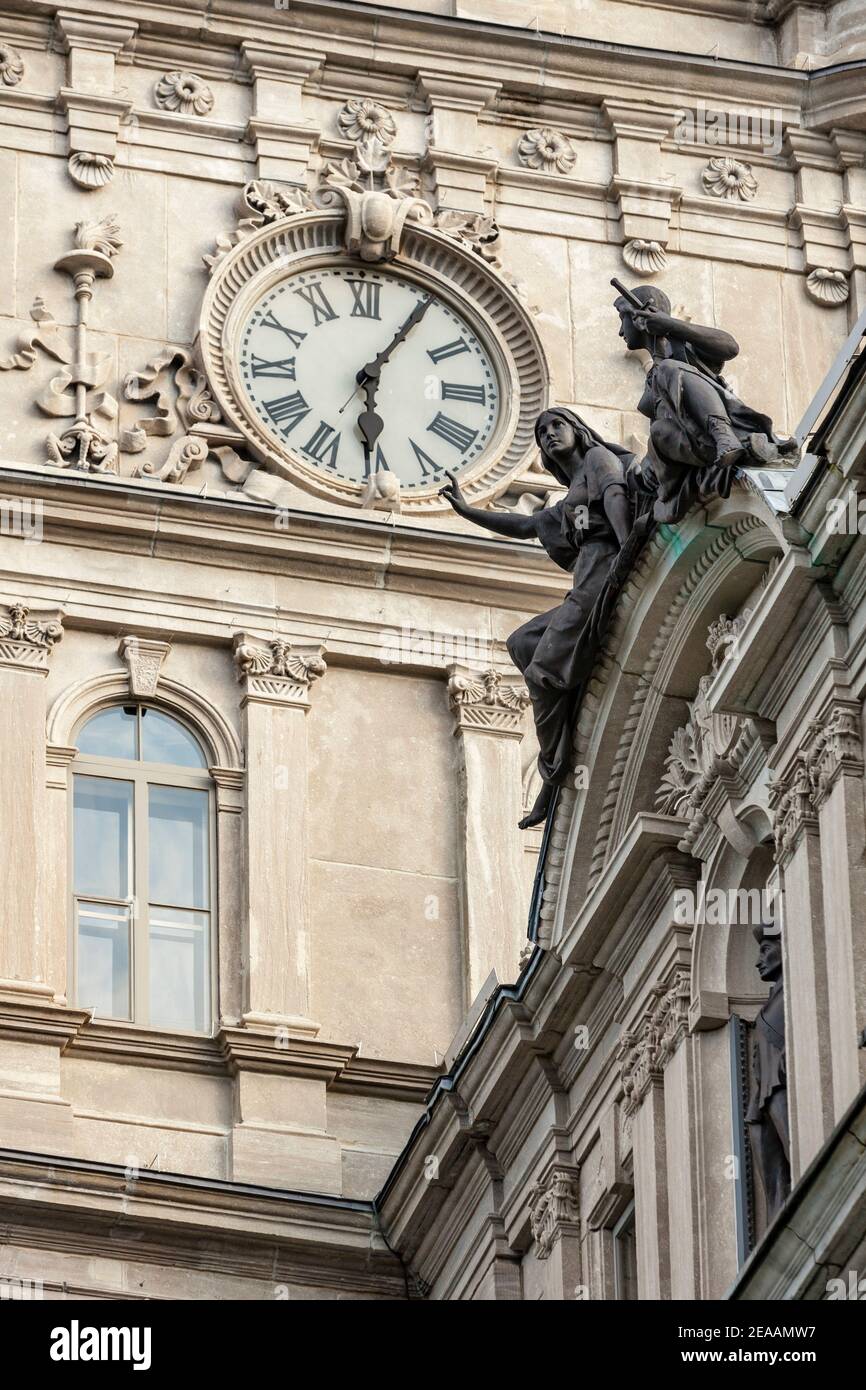 Una vista del reloj del edificio del Parlamento de Quebec con figuras de la estatua. Foto de stock