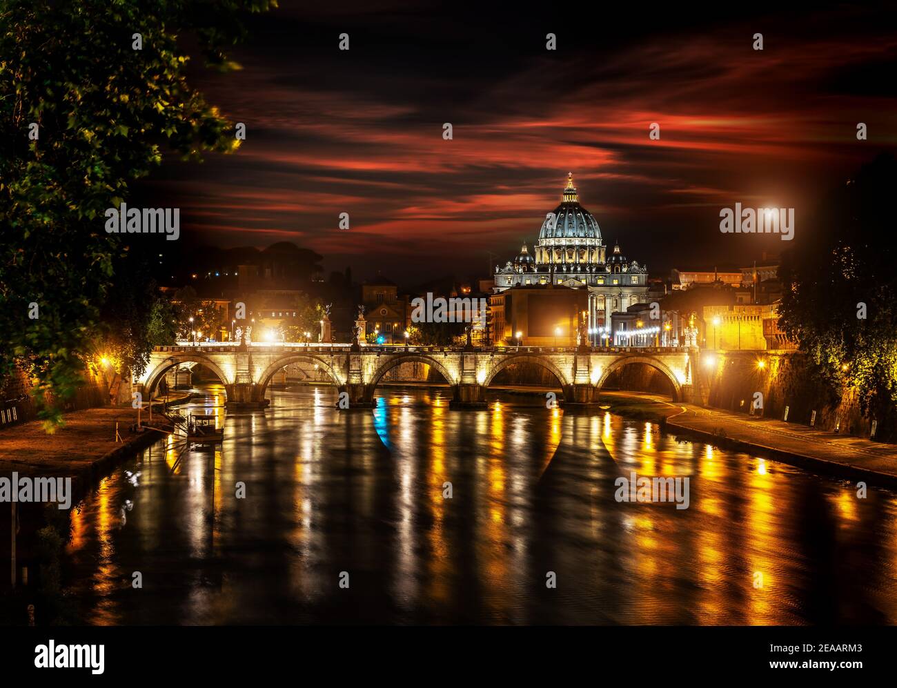 Puente de San Angelo cerca del Vaticano al atardecer Foto de stock