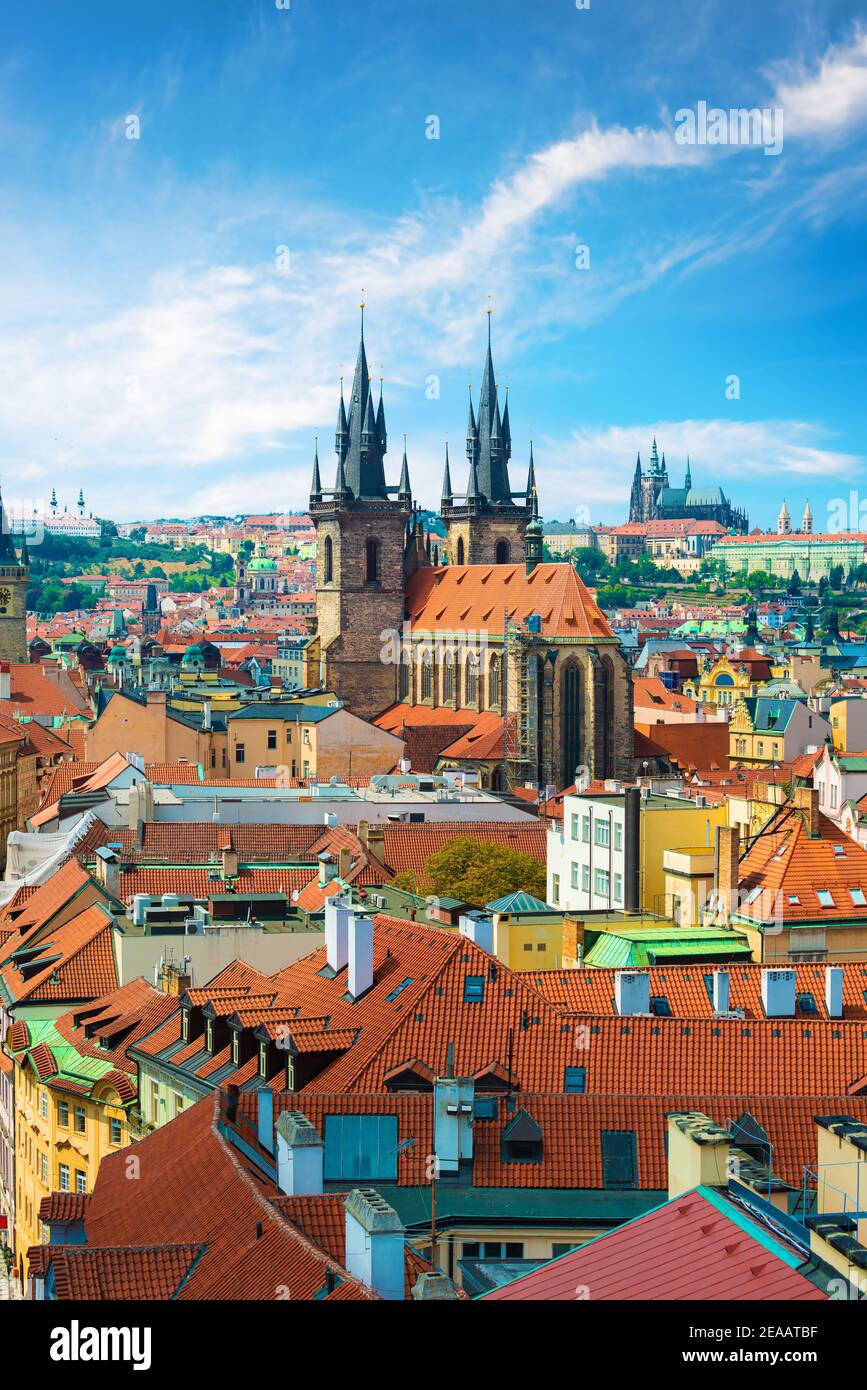 Tynsky y St Vita catedrales entre los tejados rojos de la ciudad de Praga. Vista desde arriba Foto de stock